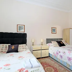  Holiday home Grandmansion-9br-sleeps17-parking-corporategroups